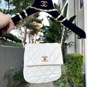 CHANEL White Quilted Bag with Gold Chain